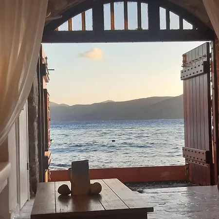 Gorgeous In Front Of The Sea At Milos Nyaraló Klima