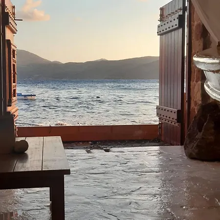 Gorgeous In Front Of The Sea At Milos Nyaraló Klima